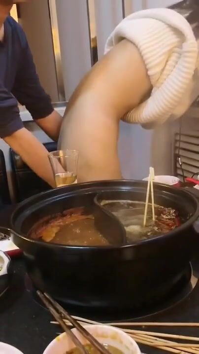 Tụt quần móc lồn ngay trong quán lẩu